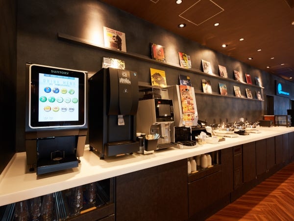 ラウンジに設置されているドリンクバーは種類豊富で、お客様からもご好評いただいています。