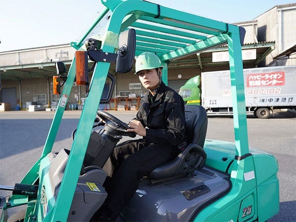 フォークリフトの免許をお持ちの方は、さらに歓迎！荷積みなどの業務で活躍できます。
