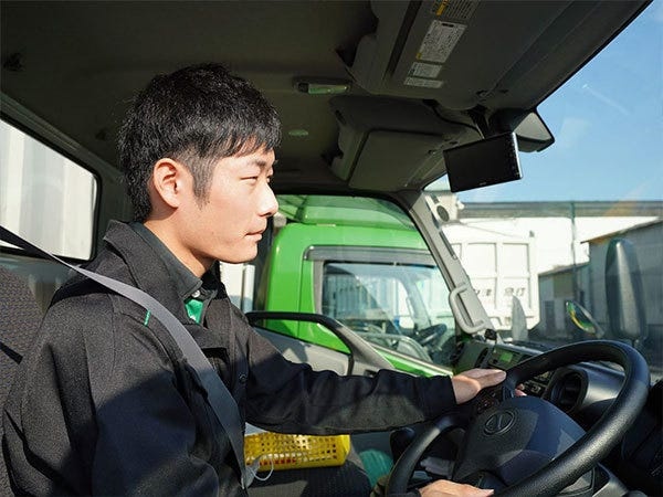 営業や接客、販売などの仕事から転職してきた先輩たちも多数。入社後は専任の教育担当がマンツーマンで仕事の進め方を優しく教えます。