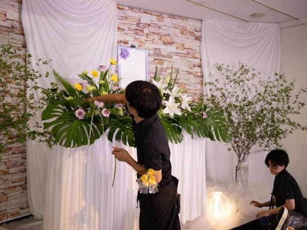 お葬式会場でお花の装飾や組み立てをする軽・組み立てする軽（未経験歓迎・AT限定可）