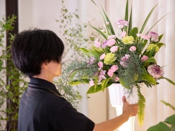 お葬式会場でお花の装飾や組み立てをする軽・組み立てする軽（未経験歓迎・AT限定可）
