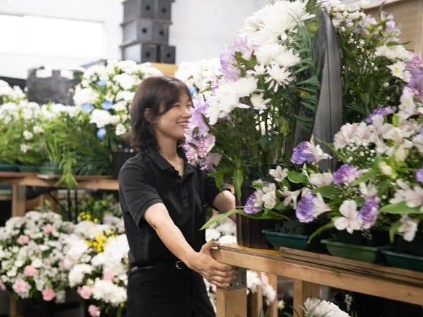 お葬式会場でお花の装飾や組み立てをする軽・組み立てする軽（未経験歓迎・AT限定可）