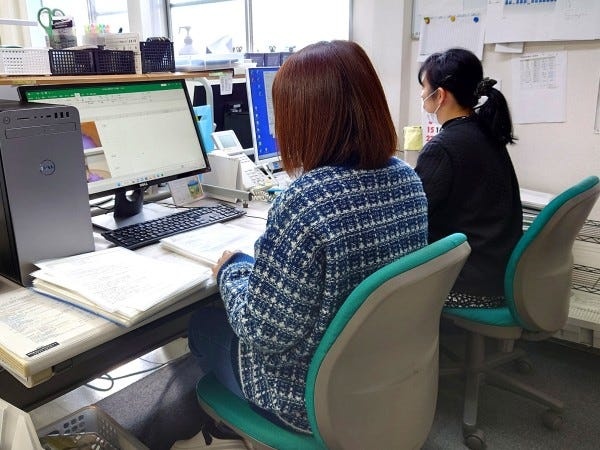 本社事務所内での事務スタッフ作業風景です。