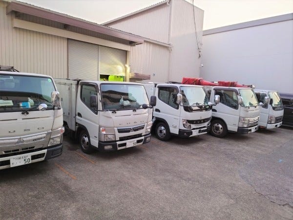 特殊車両の高圧洗浄車です。※本社前にて