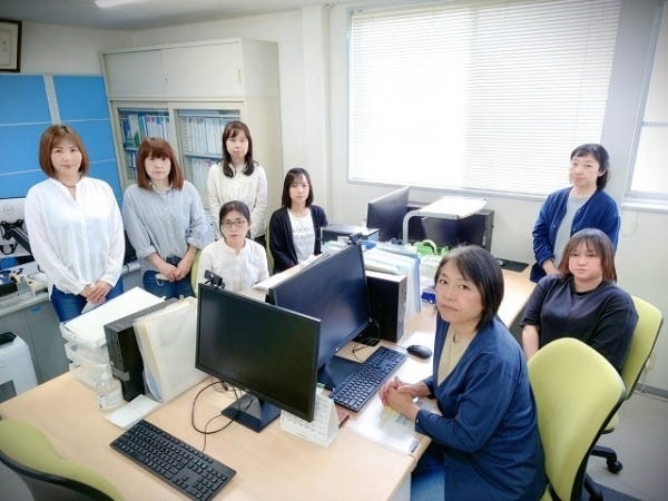 アットホームな職場です。私たちと一緒に楽しく働きましょう。（本社オフィスにて）