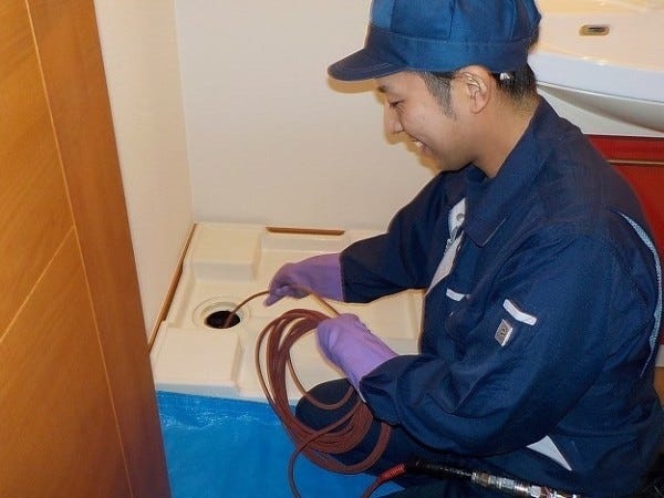 マンションの室内。洗濯機置場での作業風景です。