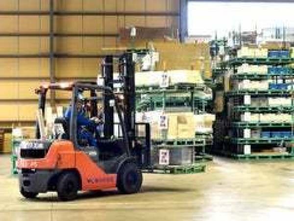 大切な住宅資材を保管する倉庫。温度や湿度管理、保管・荷積み・移送方法など、徹底したシステムの中、お客様の大切な資材を保管、配送しています