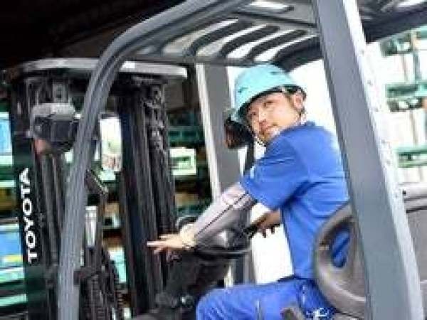 荷積みを担当する頼れるフォークさん