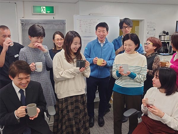 小さいチームです。メンバー一人ひとりが活躍し、大企業を中心に数百の企業の成長に大きく関わる仕事をしています。