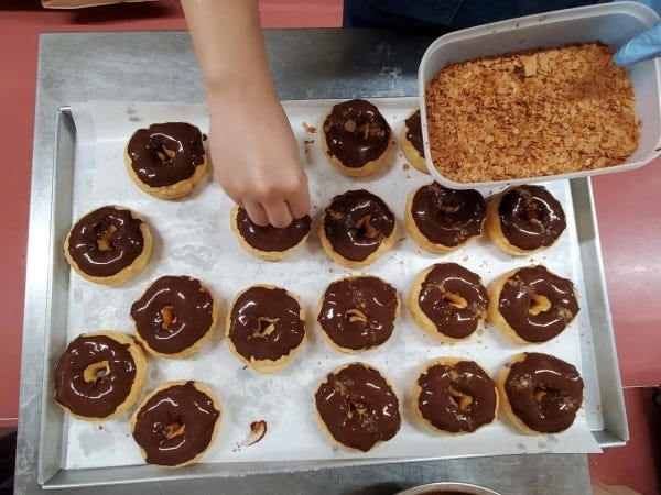 チョコレートなどで飾り付け。一つ一つ丁寧に気持ちを込めて完成です。