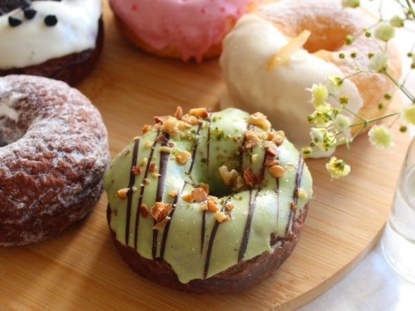 種類豊富なドーナツは毎日手作り。1日に1,000個を超える製造量ですので、ぜひお力を貸してください！