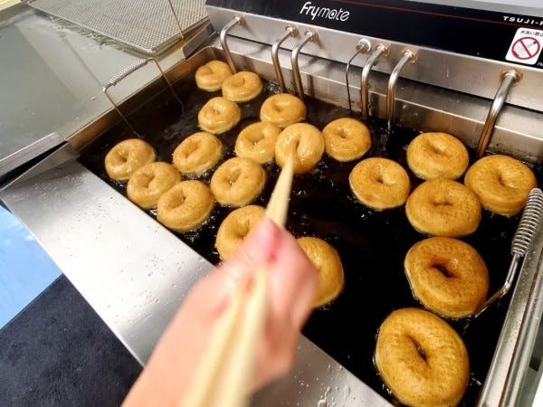 イースト生地の商品です。成形をして発酵し、フライヤーで揚げたらデコレーション。