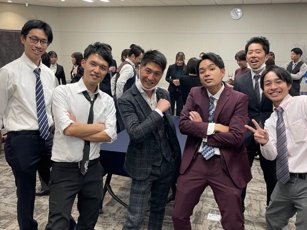 営業企画・コスメのPRや販売・商品企画（沖縄や海外への研修もあり）