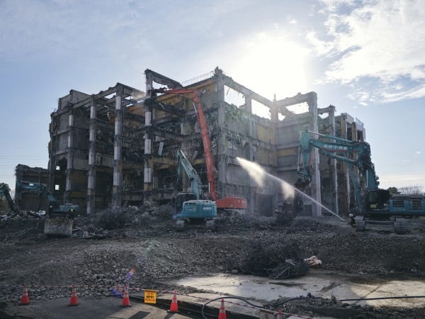 重機を使った解体作業の様子。