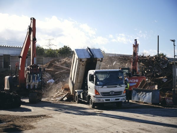 自社の中間処理施設です。リサイクル仕分けや木片を商品に加工して再販する等、環境保護に積極的に取り組んでいます。