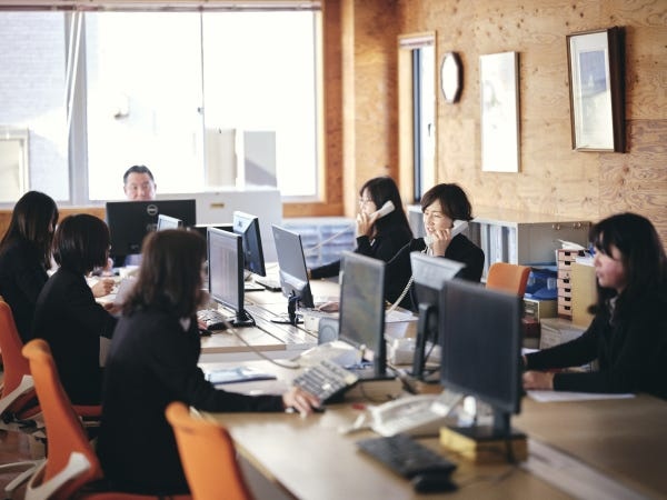 皆さんを支える事務スタッフです。困った事があればいつでも話しかけてください。