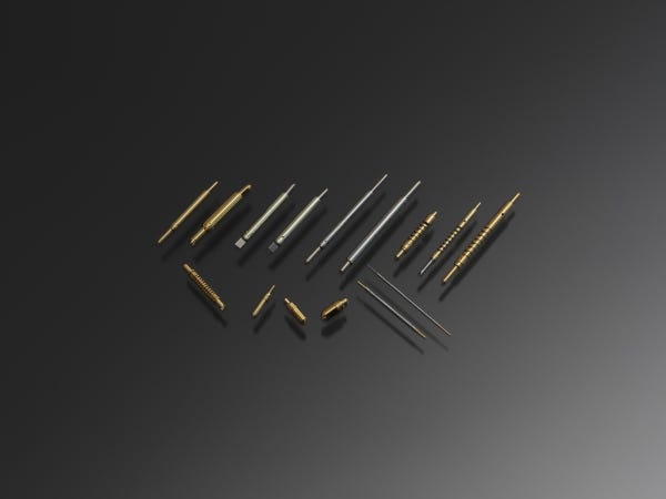 当社の主力商品・プローブ。半導体の性能を確かめるために不可欠なこの部品、実は髪の毛より細いんです…！世界に誇る日本のモノづくりを支えます。