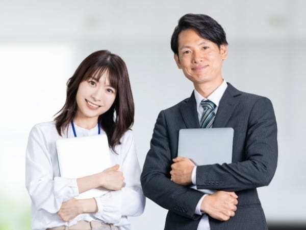 チームで支え合いながら業務を進めています。