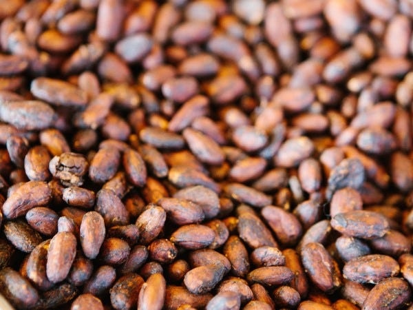 インドネシアから直接輸入した豆を自分たちの手でチョコレートに仕上げていきます。