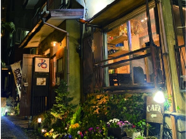 カフェバーのスタッフ・古民家カフェの夜営業・建築PUBスタッフ（未経験OK・こんな方も大歓迎）