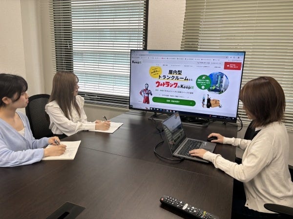 社内の打合せ風景です。業務の進捗を確認をしあいながら気軽な社内コミュニケーションを大切にしています。