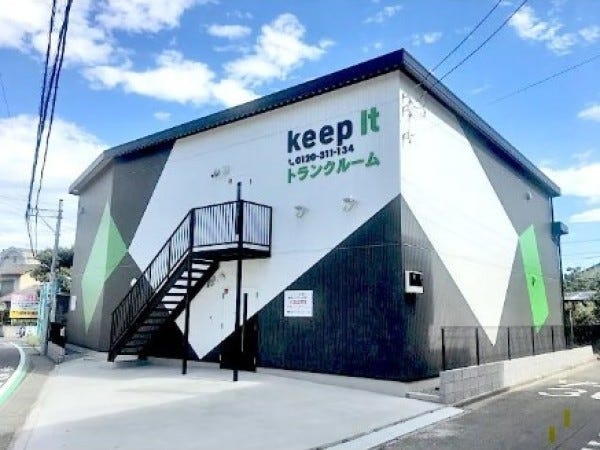 我が社が手掛けた一棟型のトランクルームです。施設内は冷暖房完備で、24時間365日快適に安心してご利用いただけます。即日利用も可能です！