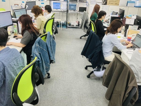 20代～40代の経験豊富なスタッフがサポートします♪わからないことはお互いに教えあいながら解決して自信を深めていきましょう！