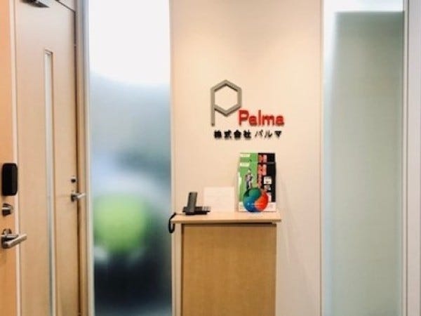 本社執務スペース5Fのエントランスです。ご来社の際にはこちらの受付のお電話でお呼び出しくださいね。