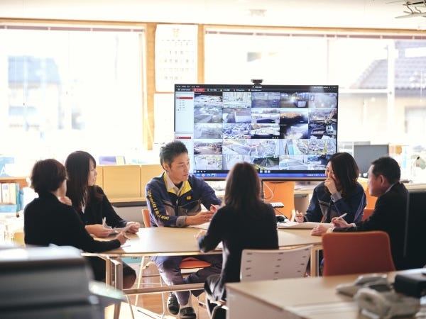 定期的にミーティングを実施し、部署横断で連携を図っています。