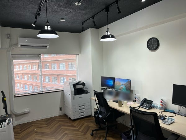 勤務いただくオフィスです。コンパクトですが、室内リフォーム済みの綺麗なオフィスとなっております！