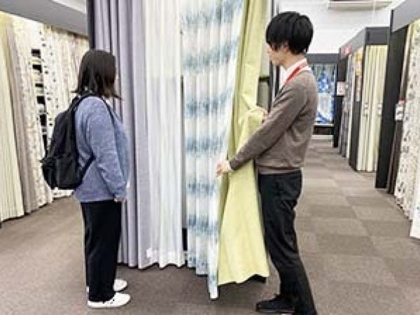 若手から中高年・シニア層まで、幅広い年代のスタッフが活躍。年齢や経験に関係なく、インテリアへの興味や人と接することが好きなら大丈夫です！