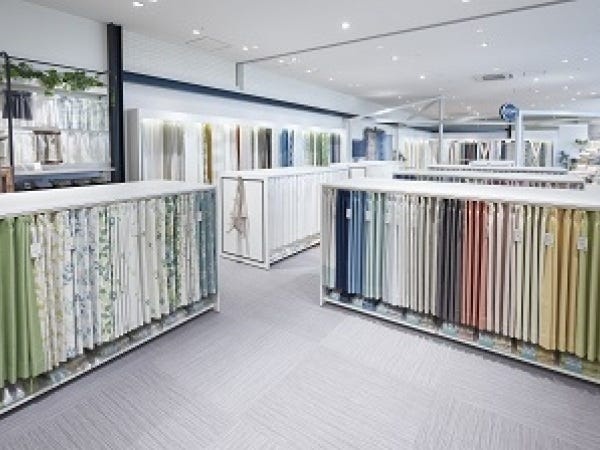 色や素材の選び方ひとつで空間の印象が大きく変わるカーテン。オーダーメイドカーテンにもこだわっている他、店内には実物大のサンプルがずらり。