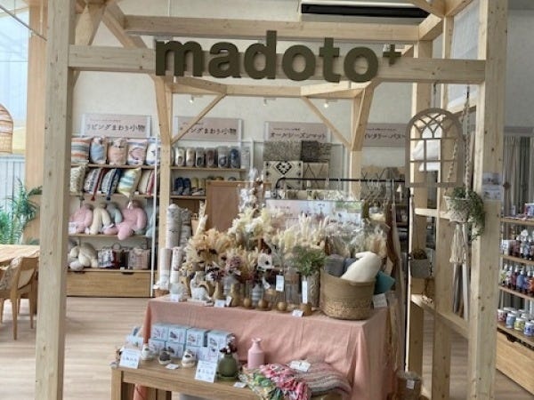 お客様の理想の住まいを、豊富なサンプル・商品から一緒に考え、提案していく仕事です。カーテンやじゅうたんの他、雑貨なども充実しています。