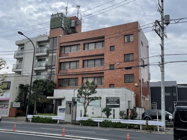 都電の駅から徒歩数分の大通り沿いにあります。