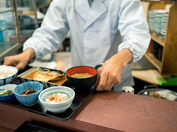 1食300円、自己負担は月4,000円で利用できる職員食堂を完備。低価格で栄養バランスの良い美味しい食事をいただけるので職員から好評です！