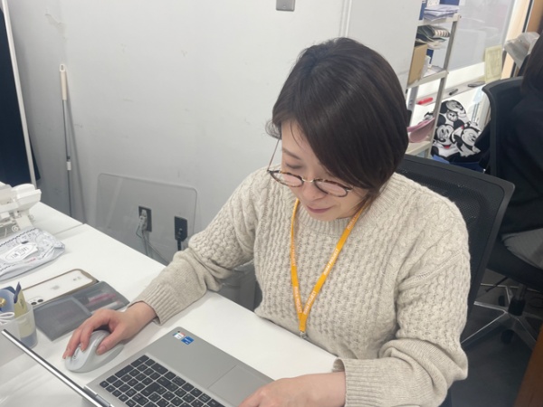 服装は男女問わず、ビジネスカジュアルでお仕事されています。美容を扱う会社なので、控え目でもおしゃれを楽しんでいるかたが多いです♪