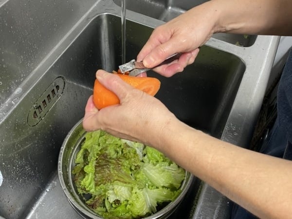 カフェでは朝から仕込みに入ります