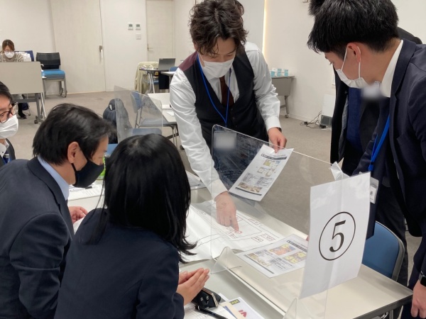 未経験の方でも、教える土台があります。研修、育成は完璧です。未経験から年収1000万円を目指すことができます。