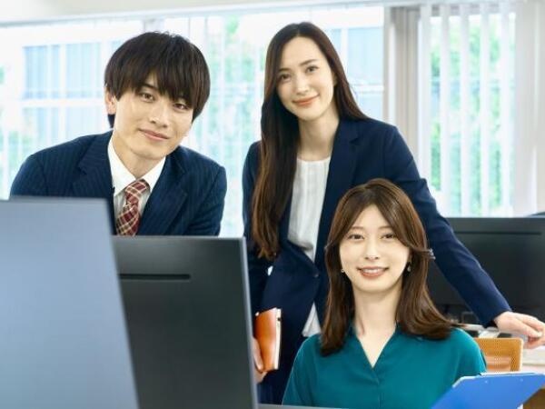 若いスタッフも多く協力し合って業務を行っています。