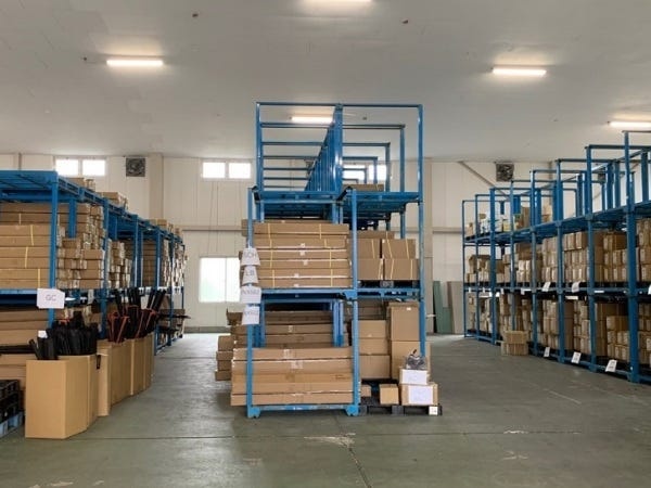 倉庫の風景です。商品自体は軽量なものがほとんどなので、安心して働いて頂けます（女性社員も担当しています）