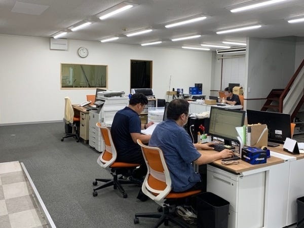 事務所のメンバーです。女性社員も複数います。明るい社風の中、皆で協調して仕事をしています。