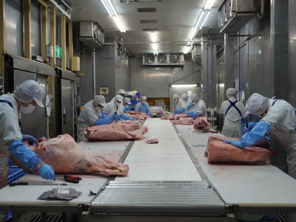 当社で加工し出荷されたお肉は、老舗量販店や有名デパートなどで販売され、お客様に長年愛されています。