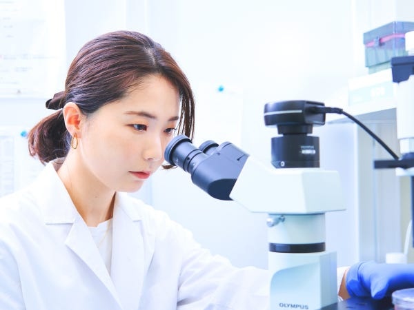 化粧品の評価試験（第二新卒歓迎・研修充実）