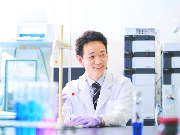 化粧品の評価試験（第二新卒歓迎・研修充実）