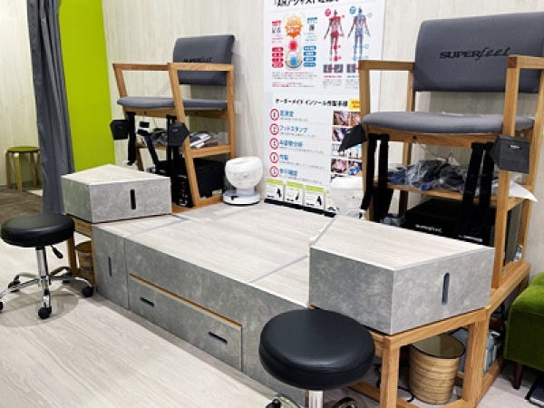 お客様1人ひとりに合わせて足の型を取り、オーダーメイドでインソールを作製しています。