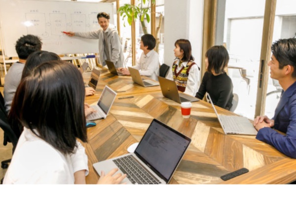 月一の定例会では、他部署との情報交換も！