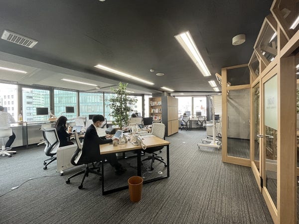 フリーアドレスなので、固定デスクがなくスッキリしたオフィスです！
