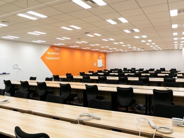 綺麗なオフィスで快適作業！