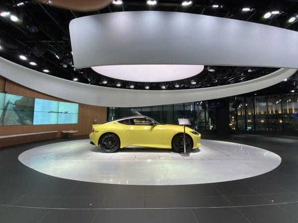 ショールームスタッフ・自動車メーカーのショールームスタッフ・接客業経験者（学歴不問・未経験OK）