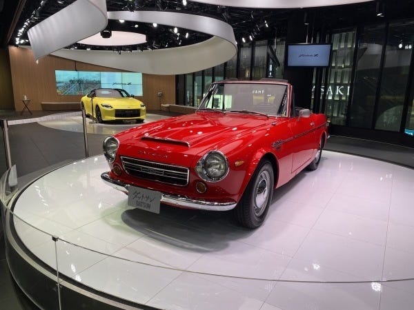 ショールームスタッフ・自動車メーカーのショールームスタッフ・接客業経験者（学歴不問・未経験OK）